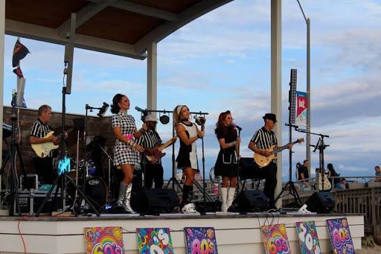 Crowd gathered on the sand for a Ventnor beach concert
